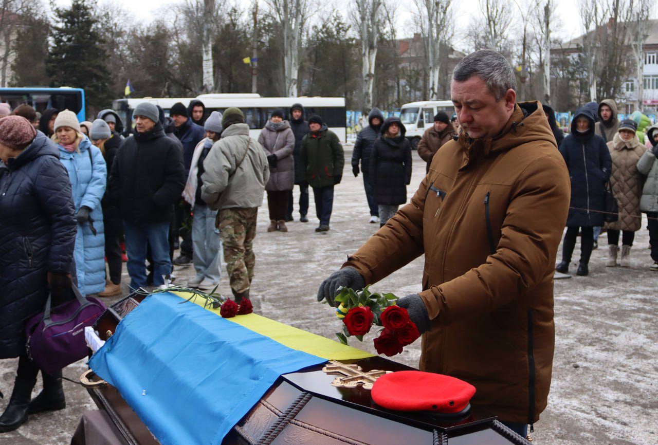 У Світловодську провели в останню путь захисника України Романа Євдокимова У Світловодську провели в останню путь захисника України Романа Євдокимова