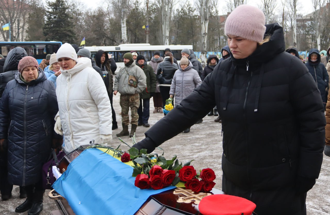 У Світловодську провели в останню путь захисника України Романа Євдокимова У Світловодську провели в останню путь захисника України Романа Євдокимова