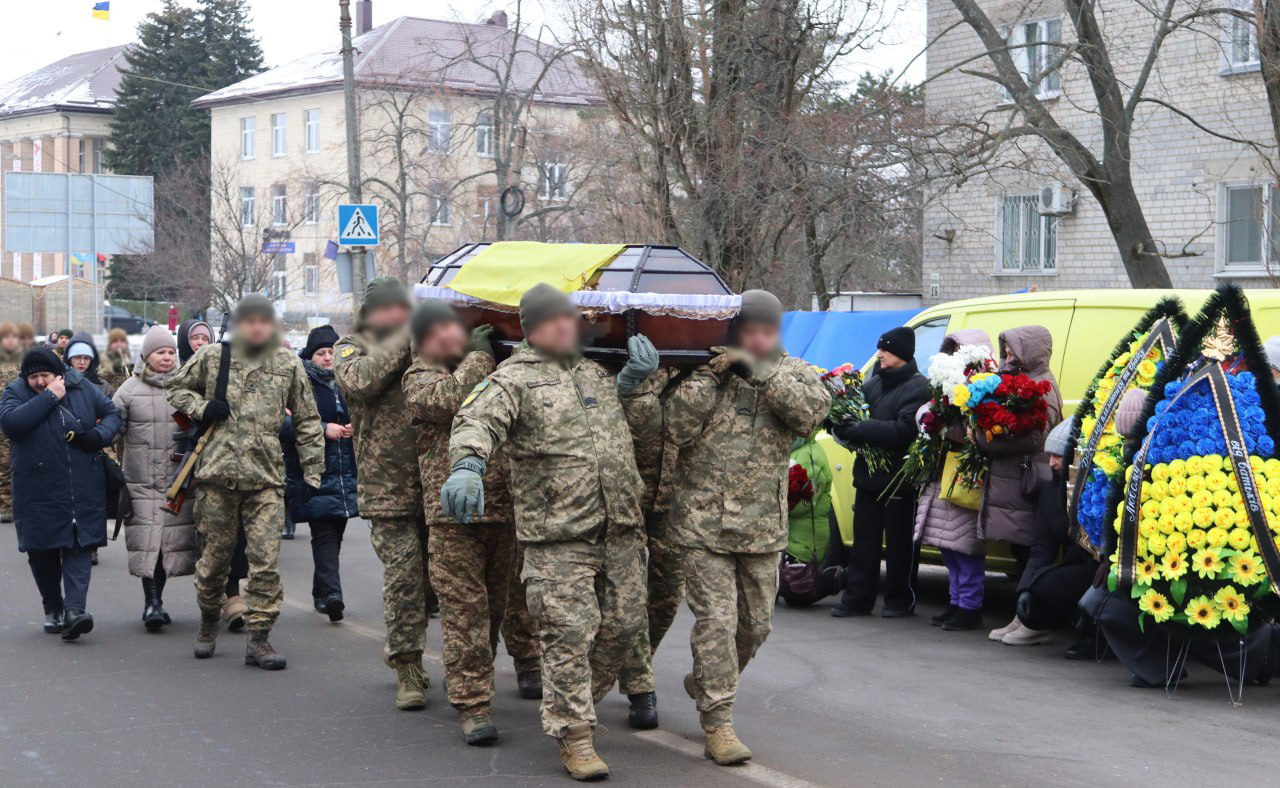 У Світловодську провели в останню путь захисника України Романа Євдокимова У Світловодську провели в останню путь захисника України Романа Євдокимова