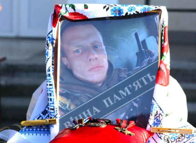 У Власівці провели в останню путь захисника України Антона Семенюка У Власівці провели в останню путь захисника України Антона Семенюка