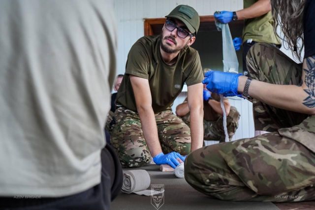 Військовослужбовець вчиться накладати медичну пов'язку Військовослужбовець вчиться накладати медичну пов'язку