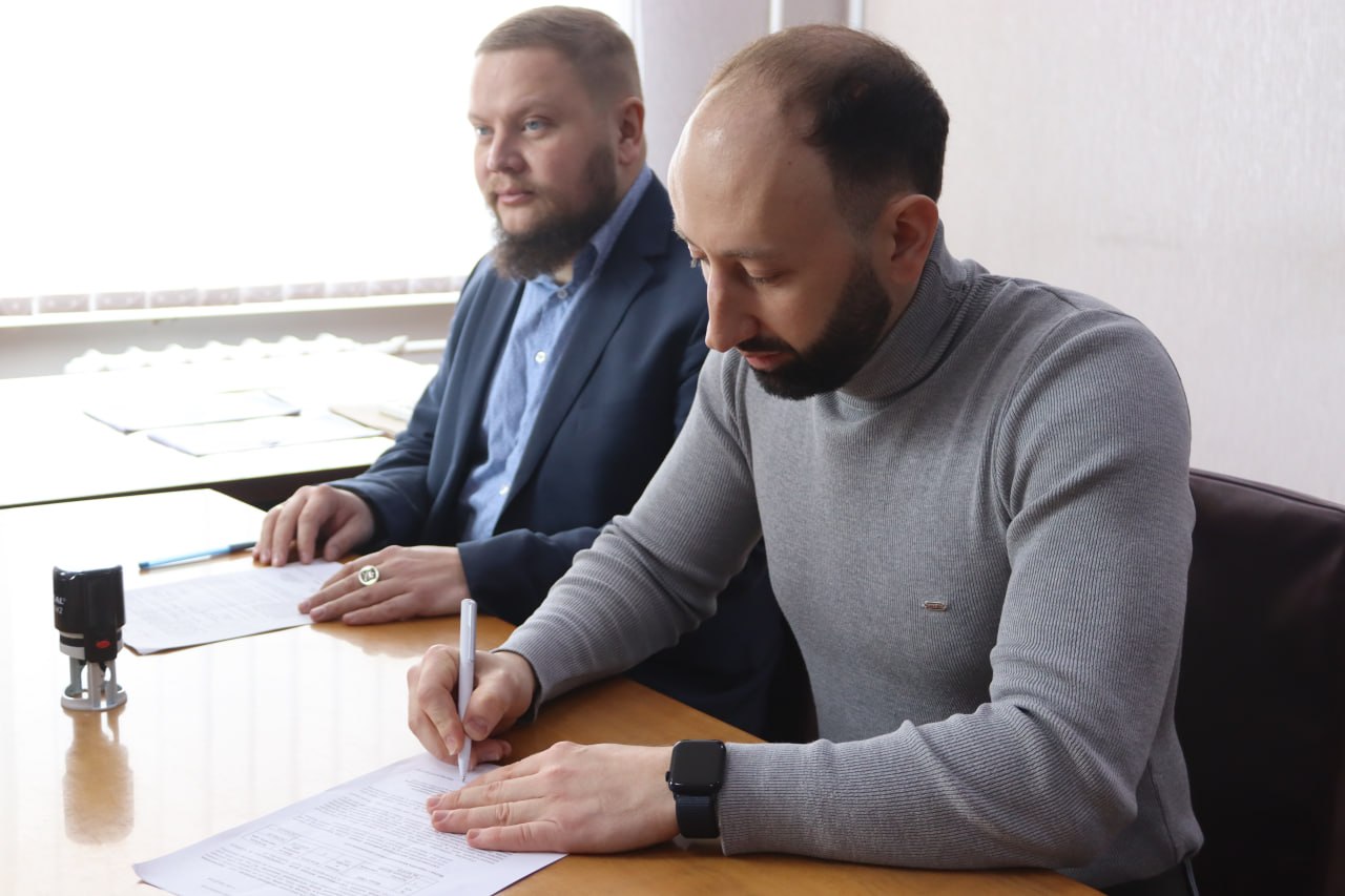 Світловодська громада отримала зарядні станції та генератор від міжнародних партнерів Світловодська громада отримала зарядні станції та генератор від міжнародних партнерів