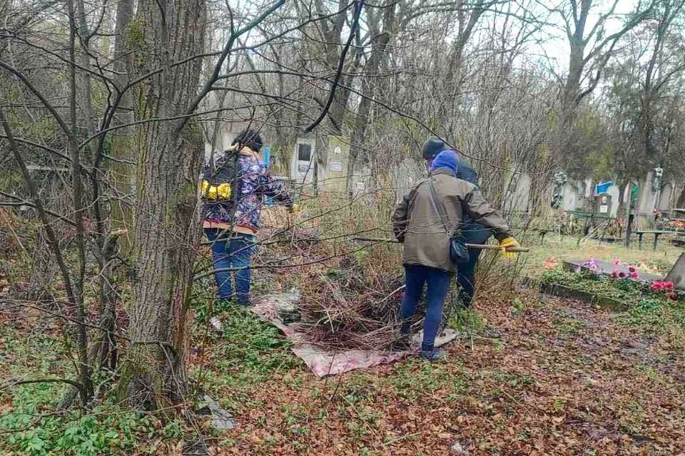 У Світловодську прибирають кладовища до поминального дня У Світловодську прибирають кладовища до поминального дня
