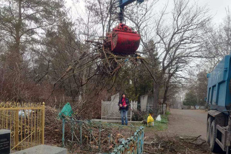 У Світловодську прибирають кладовища до поминального дня