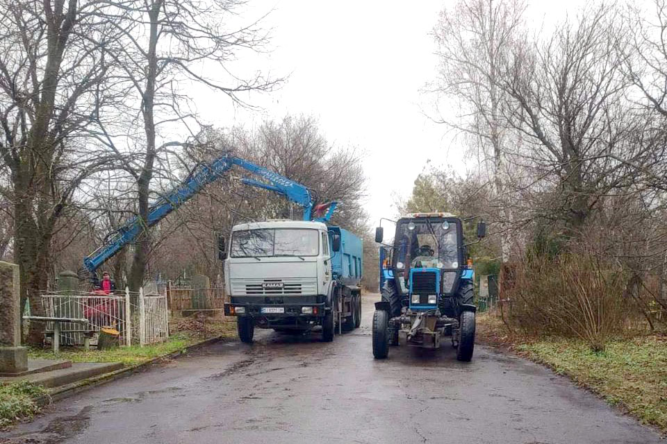 У Світловодську прибирають кладовища до поминального дня У Світловодську прибирають кладовища до поминального дня