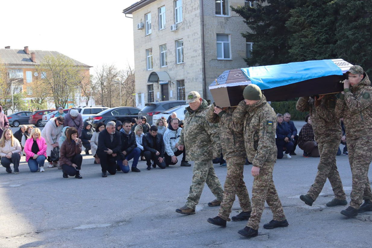Світловодськ попрощався із захисником Андрієм Савком Світловодськ попрощався із захисником Андрієм Савком