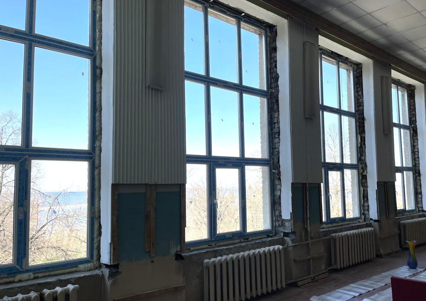 У семи школах та закладах освіти Світловодська замінили вікна, пошкоджені внаслідок ворожих обстрілів