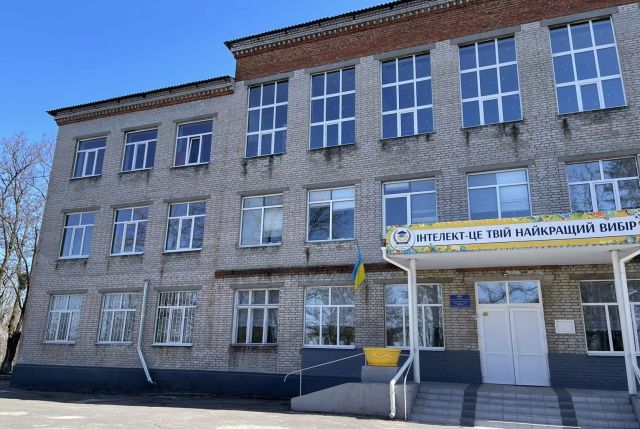 У семи школах та закладах освіти Світловодська замінили вікна, пошкоджені внаслідок ворожих обстрілів