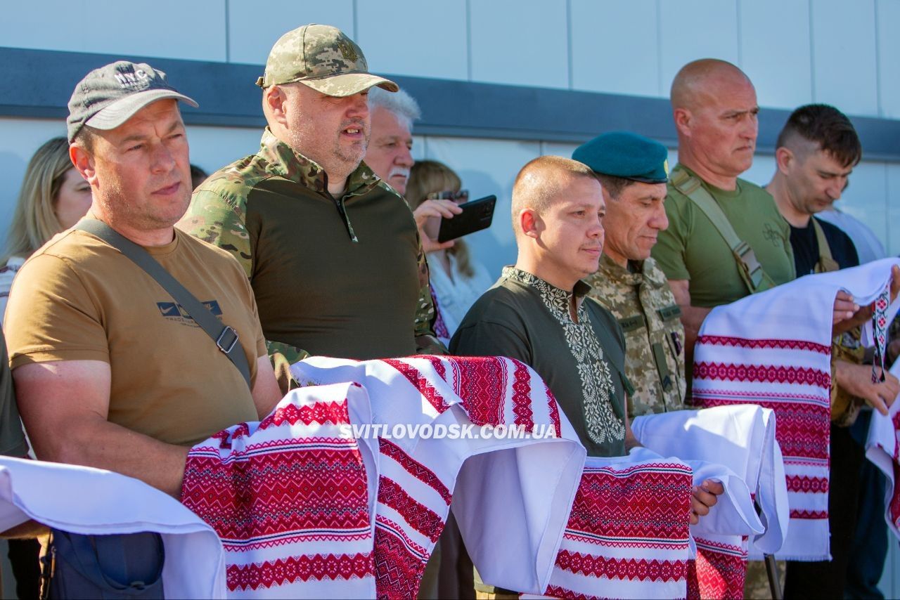 День вишиванки у Світловодську: вишиті рушники ветеранам та стрічки до портретів полеглих на Алеї Слави День вишиванки у Світловодську: вишиті рушники ветеранам та стрічки до портретів полеглих на Алеї Слави