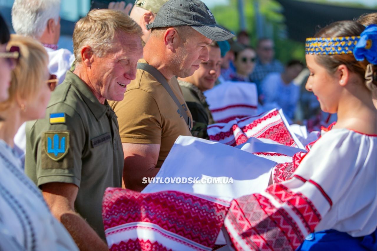 День вишиванки у Світловодську: вишиті рушники ветеранам та стрічки до портретів полеглих на Алеї Слави День вишиванки у Світловодську: вишиті рушники ветеранам та стрічки до портретів полеглих на Алеї Слави