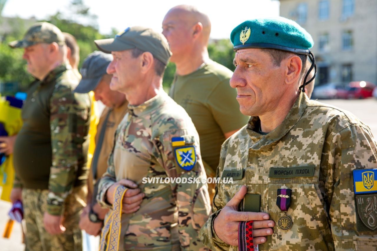 День вишиванки у Світловодську: вишиті рушники ветеранам та стрічки до портретів полеглих на Алеї Слави День вишиванки у Світловодську: вишиті рушники ветеранам та стрічки до портретів полеглих на Алеї Слави