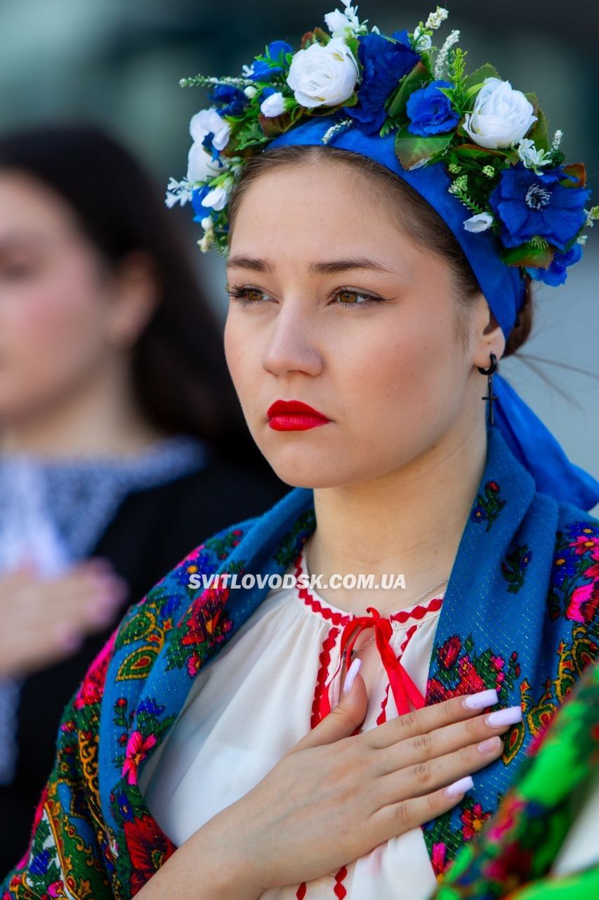 День вишиванки у Світловодську: вишиті рушники ветеранам та стрічки до портретів полеглих на Алеї Слави День вишиванки у Світловодську: вишиті рушники ветеранам та стрічки до портретів полеглих на Алеї Слави