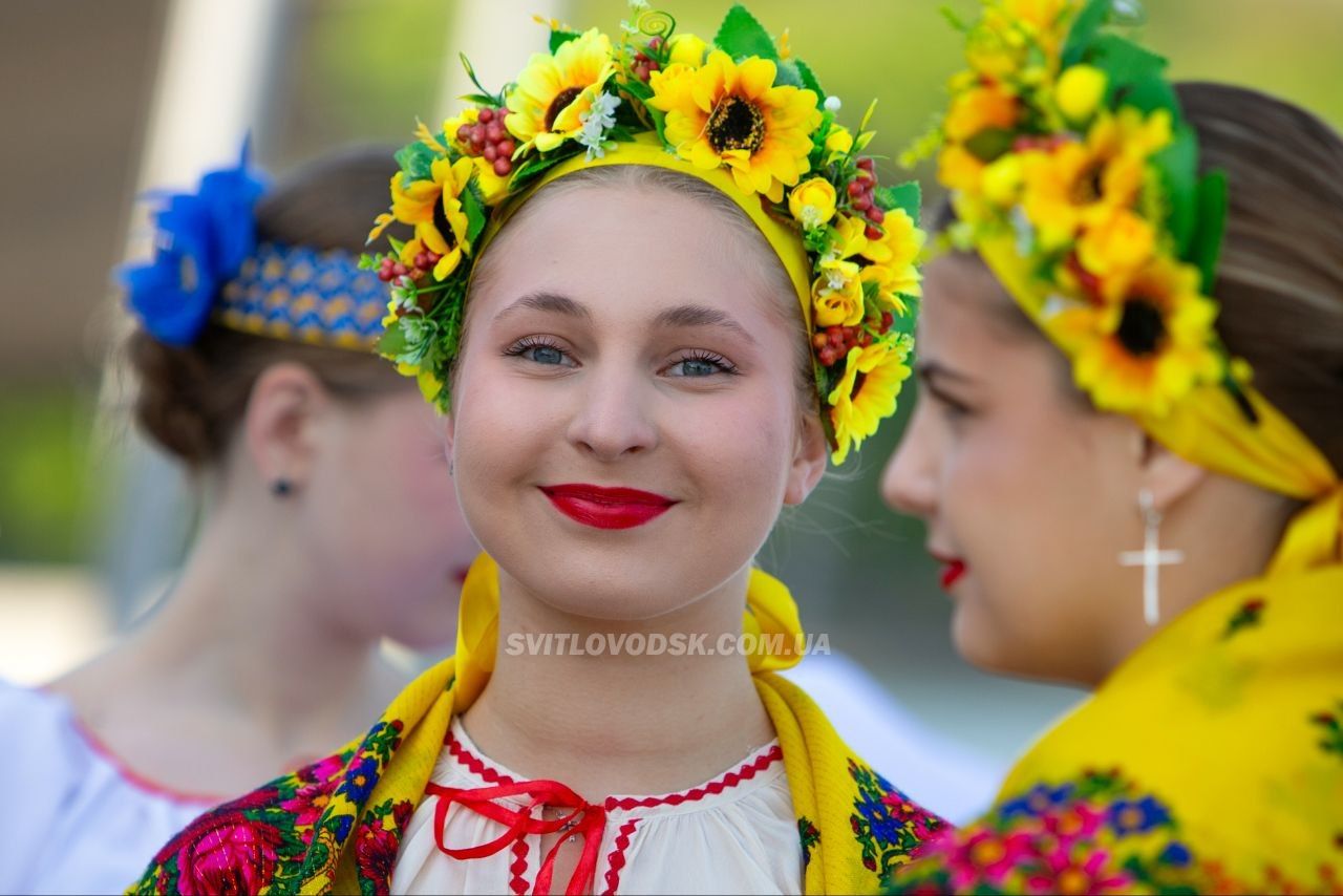 День вишиванки у Світловодську: вишиті рушники ветеранам та стрічки до портретів полеглих на Алеї Слави День вишиванки у Світловодську: вишиті рушники ветеранам та стрічки до портретів полеглих на Алеї Слави