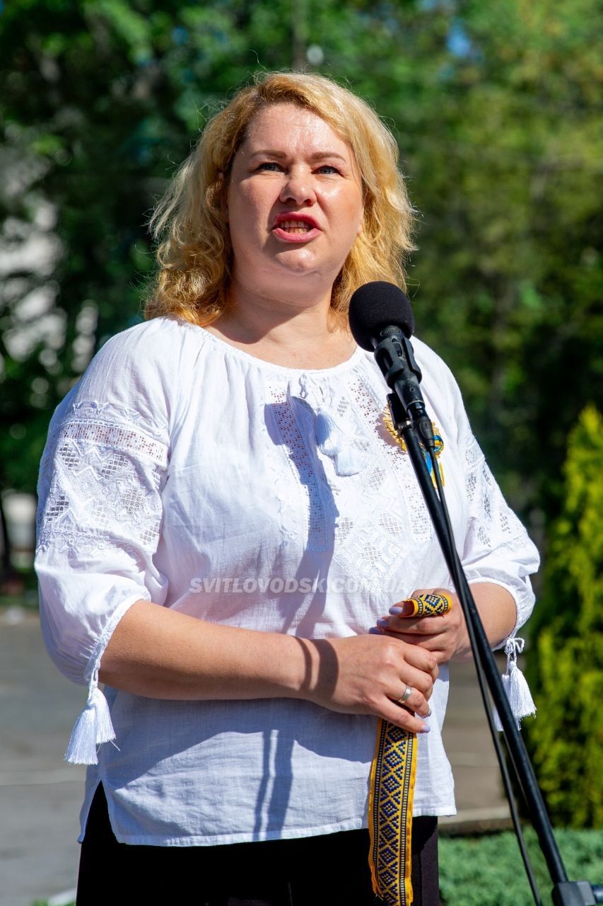 День вишиванки у Світловодську: вишиті рушники ветеранам та стрічки до портретів полеглих на Алеї Слави День вишиванки у Світловодську: вишиті рушники ветеранам та стрічки до портретів полеглих на Алеї Слави