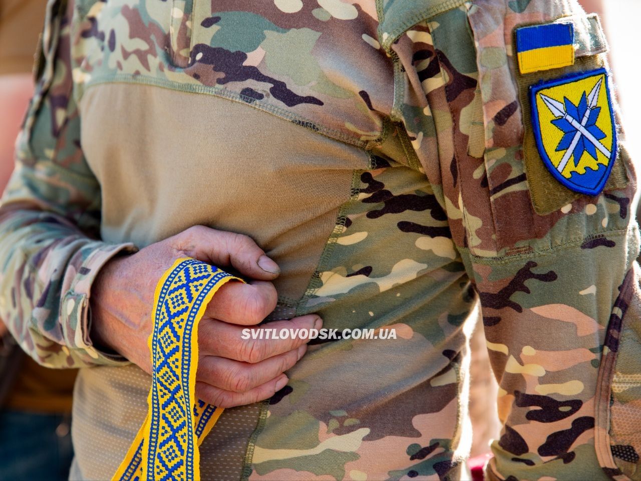 День вишиванки у Світловодську: вишиті рушники ветеранам та стрічки до портретів полеглих на Алеї Слави День вишиванки у Світловодську: вишиті рушники ветеранам та стрічки до портретів полеглих на Алеї Слави