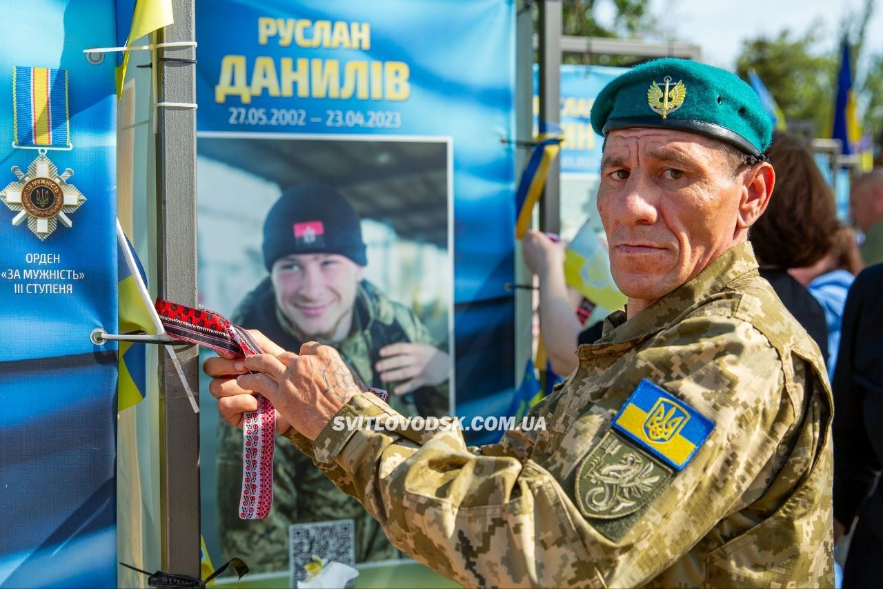 День вишиванки у Світловодську: вишиті рушники ветеранам та стрічки до портретів полеглих на Алеї Слави День вишиванки у Світловодську: вишиті рушники ветеранам та стрічки до портретів полеглих на Алеї Слави