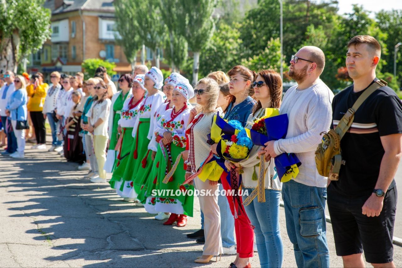 День вишиванки у Світловодську: вишиті рушники ветеранам та стрічки до портретів полеглих на Алеї Слави День вишиванки у Світловодську: вишиті рушники ветеранам та стрічки до портретів полеглих на Алеї Слави