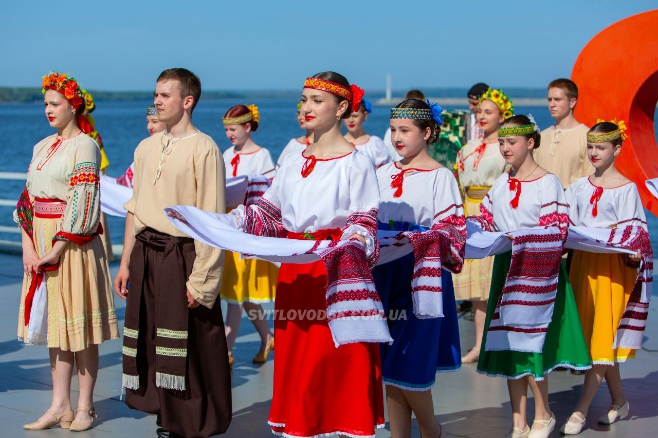 День вишиванки у Світловодську: вишиті рушники ветеранам та стрічки до портретів полеглих на Алеї Слави День вишиванки у Світловодську: вишиті рушники ветеранам та стрічки до портретів полеглих на Алеї Слави