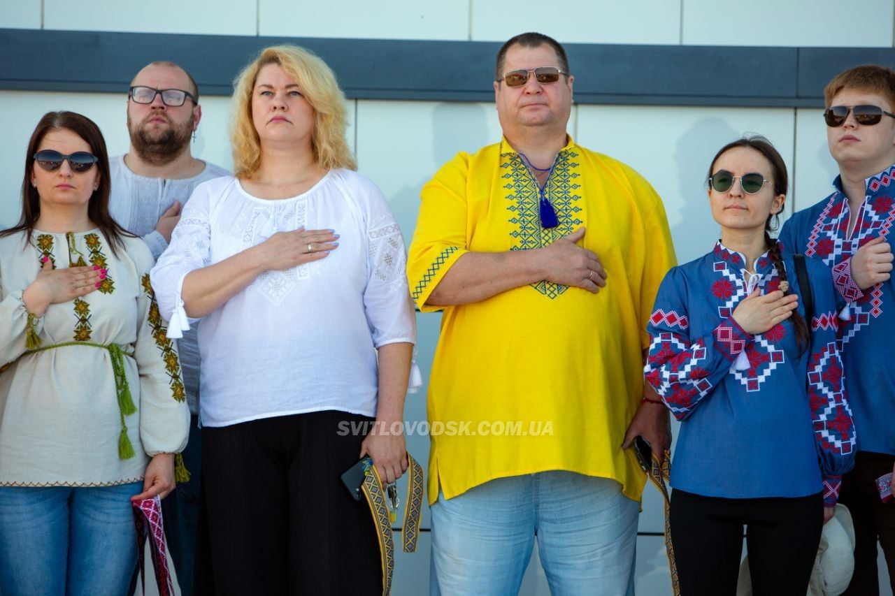 День вишиванки у Світловодську: вишиті рушники ветеранам та стрічки до портретів полеглих на Алеї Слави День вишиванки у Світловодську: вишиті рушники ветеранам та стрічки до портретів полеглих на Алеї Слави