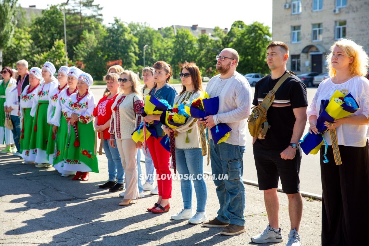 День вишиванки у Світловодську: вишиті рушники ветеранам та стрічки до портретів полеглих на Алеї Слави День вишиванки у Світловодську: вишиті рушники ветеранам та стрічки до портретів полеглих на Алеї Слави