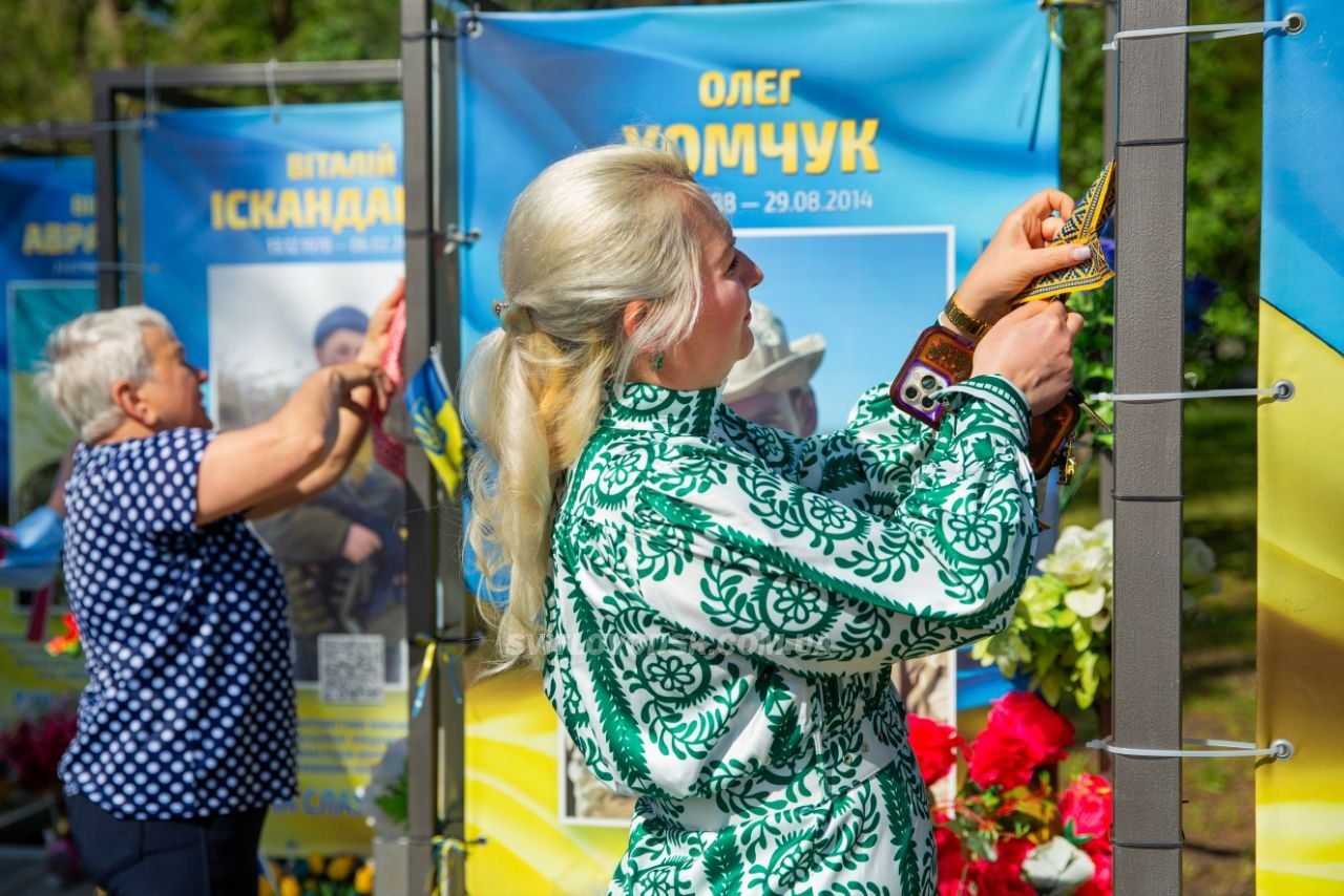 День вишиванки у Світловодську: вишиті рушники ветеранам та стрічки до портретів полеглих на Алеї Слави День вишиванки у Світловодську: вишиті рушники ветеранам та стрічки до портретів полеглих на Алеї Слави