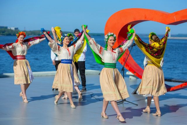 День вишиванки у Світловодську: вишиті рушники ветеранам та стрічки до портретів полеглих на Алеї Слави День вишиванки у Світловодську: вишиті рушники ветеранам та стрічки до портретів полеглих на Алеї Слави