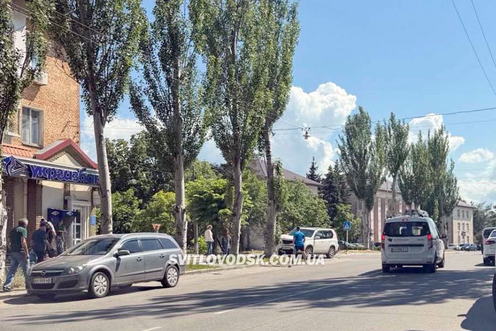 ДТП у центрі Світловодська: автомобіль зніс знак і врізався в дерево