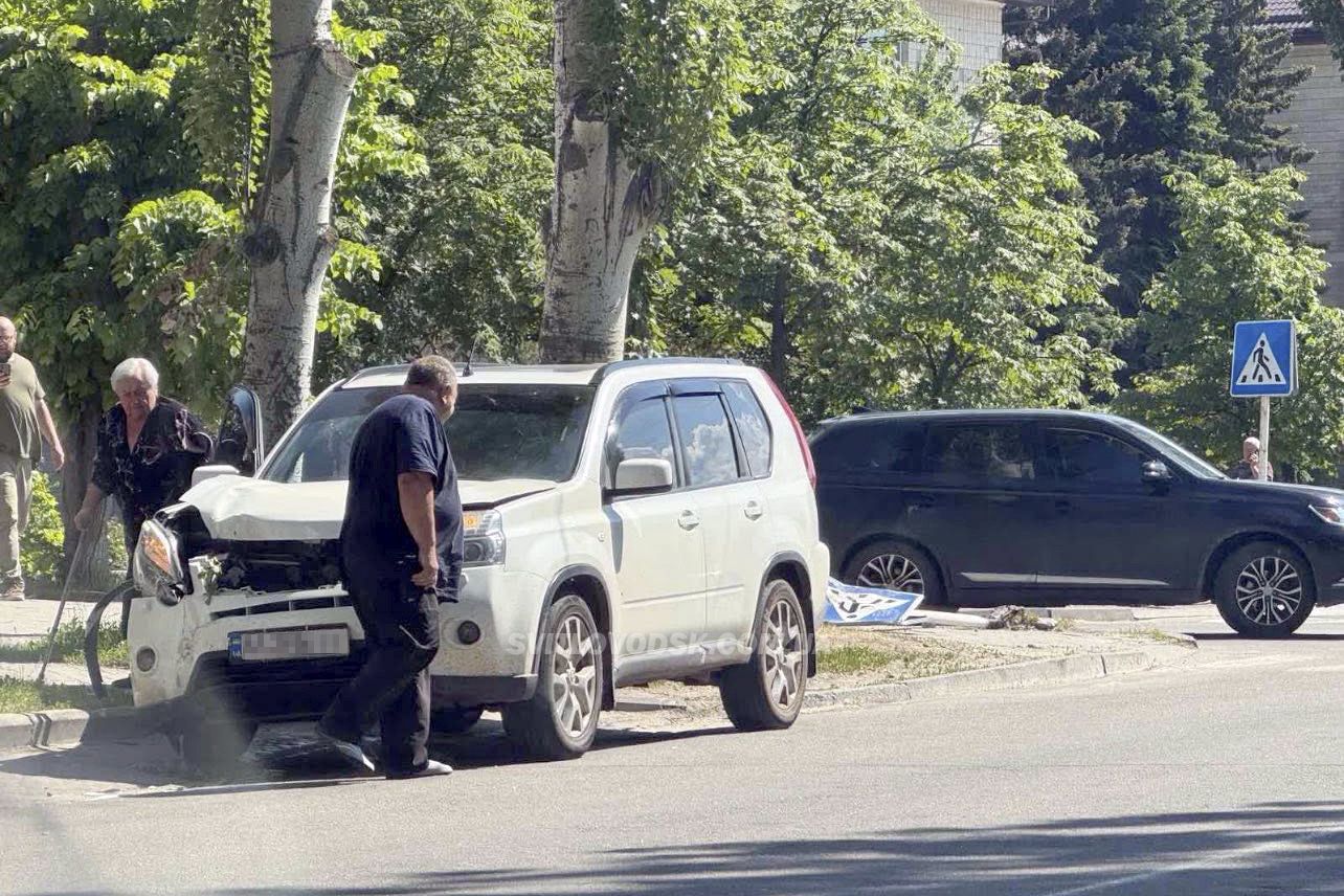 ДТП у центрі Світловодська: автомобіль зніс знак і врізався в дерево