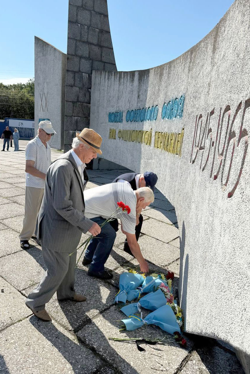 У Світловодську та Власівці вшанували пам'ять жертв Другої світової війни У Світловодську та Власівці вшанували пам'ять жертв Другої світової війни