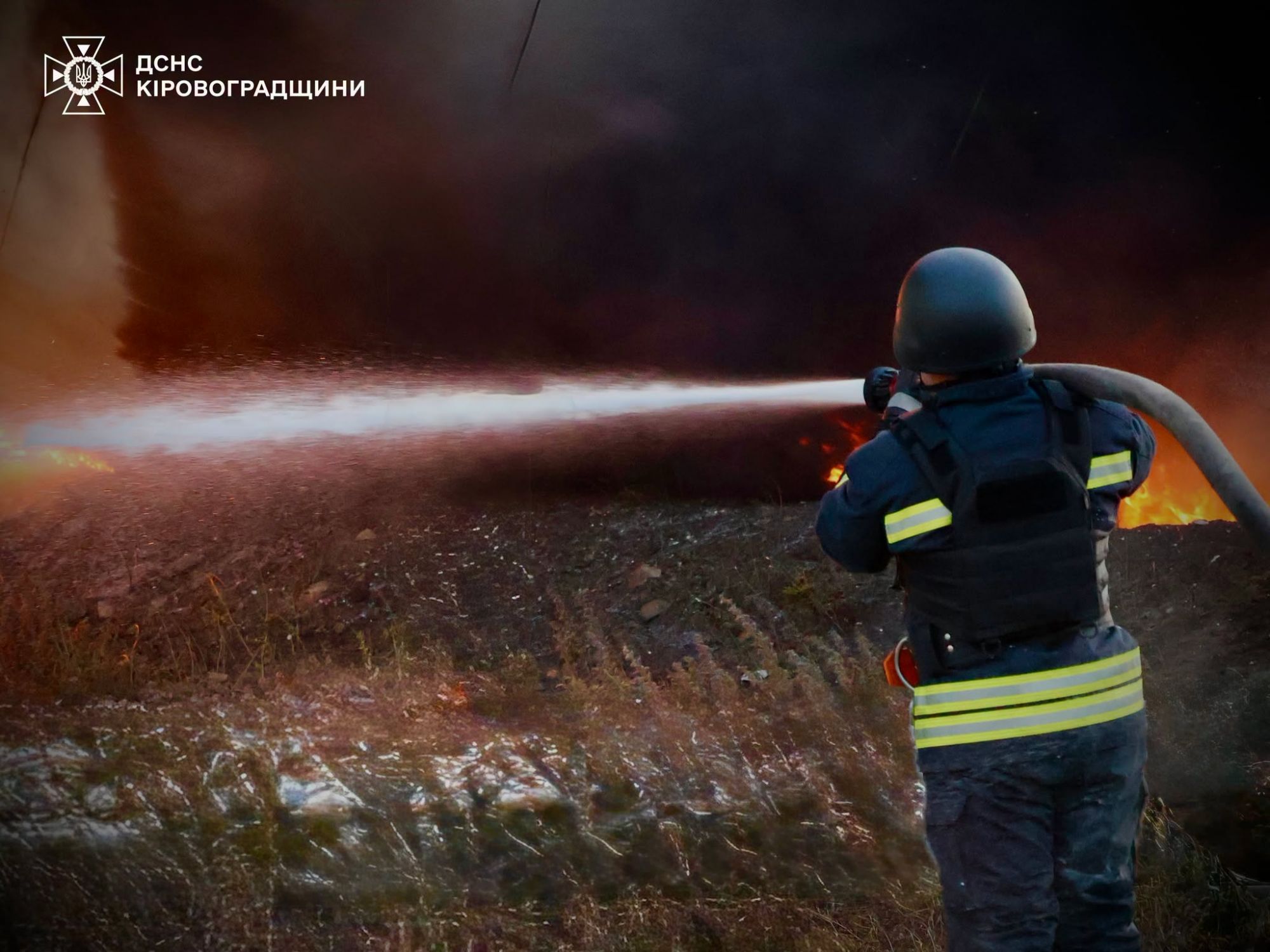 Ворог атакував Кропивницький: пожежа на підприємстві, постраждалих немає
