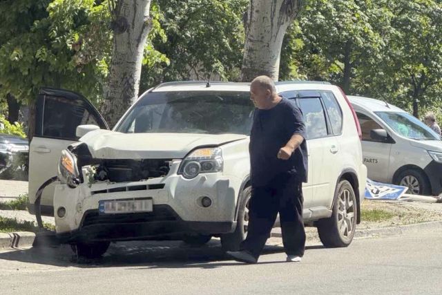 ДТП у центрі Світловодська: автомобіль зніс знак і врізався в дерево