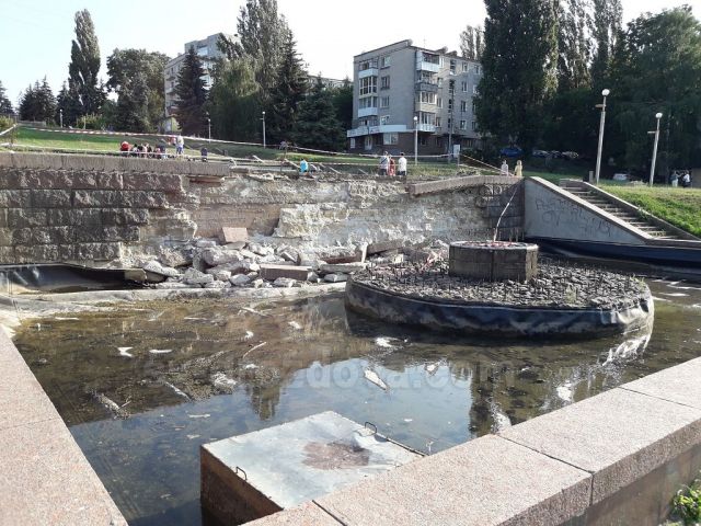 У Світловодську розпочали відновлення фонтану на Бульварному узвозі У Світловодську розпочали відновлення фонтану на Бульварному узвозі