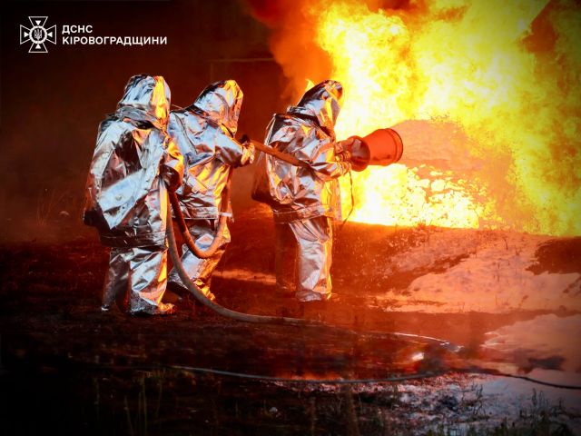 Ворог атакував Кропивницький: пожежа на підприємстві, постраждалих немає