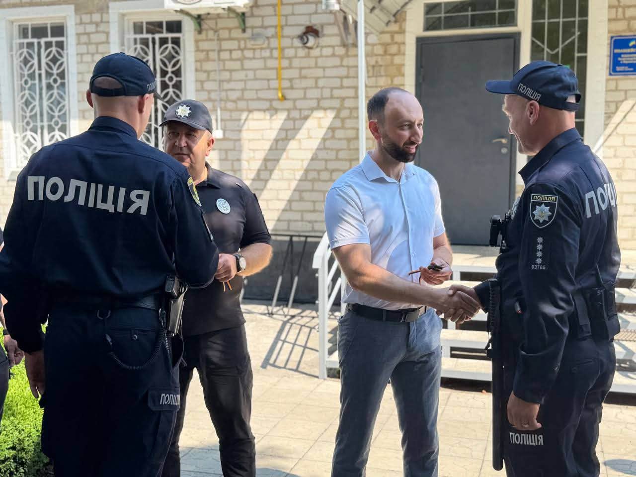 У Павлівці відкрили новий відділ поліції та передали два службових автомобілі У Павлівці відкрили новий відділ поліції та передали два службових автомобілі