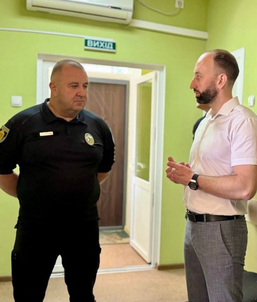 У Павлівці відкрили новий відділ поліції та передали два службових автомобілі