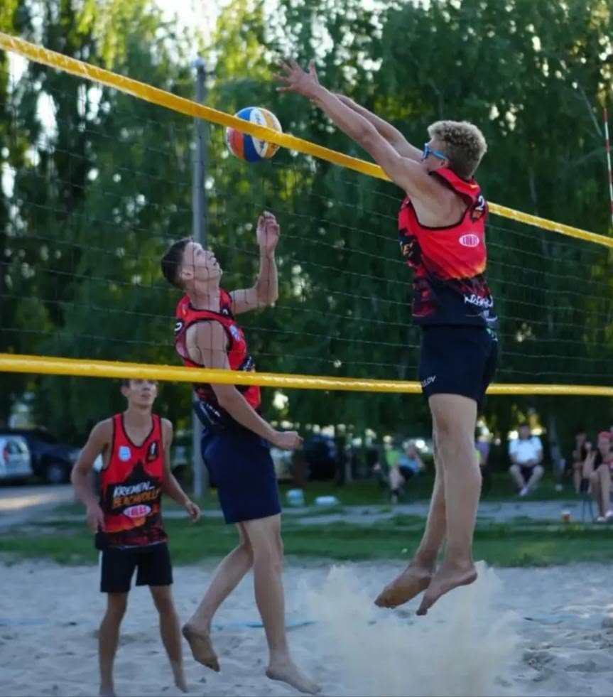 Світловодські волейболісти вибороли золото і срібло на турнірі Light Up Cup у Кременчуці Світловодські волейболісти вибороли золото і срібло на турнірі Light Up Cup у Кременчуці