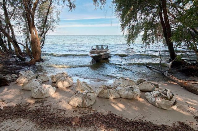 На Кременчуцькому водосховищі вилучили понад 1,3 км браконьєрських сіток та 111 кг риби На Кременчуцькому водосховищі вилучили понад 1,3 км браконьєрських сіток та 111 кг риби