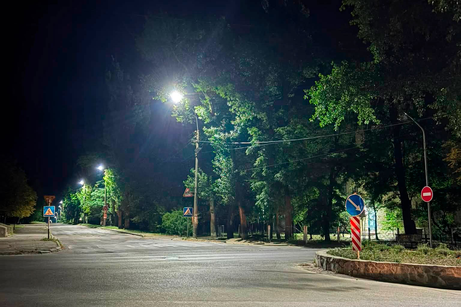 У Світловодську відновили освітлення центральної алеї парку