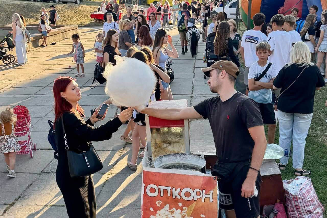 У Світловодську відзначили День молоді: концерт біля фонтану та кіно просто неба