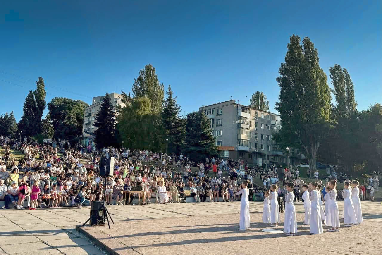У Світловодську відзначили День молоді: концерт біля фонтану та кіно просто неба У Світловодську відзначили День молоді: концерт біля фонтану та кіно просто неба