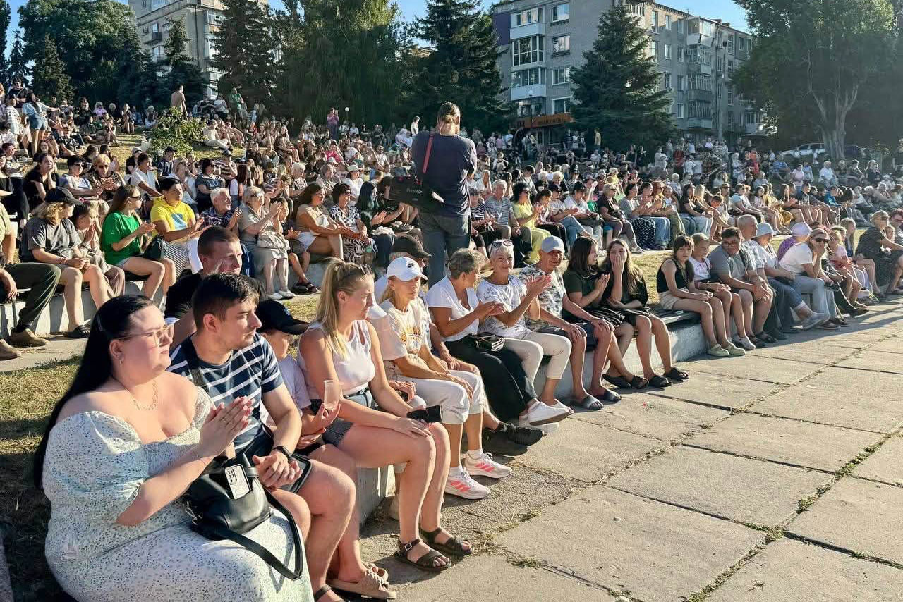 У Світловодську відзначили День молоді: концерт біля фонтану та кіно просто неба У Світловодську відзначили День молоді: концерт біля фонтану та кіно просто неба