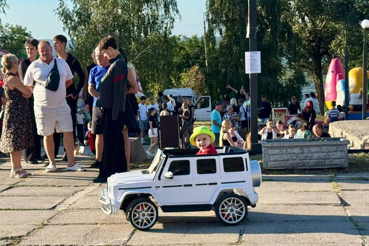 У Світловодську відзначили День молоді: концерт біля фонтану та кіно просто неба У Світловодську відзначили День молоді: концерт біля фонтану та кіно просто неба