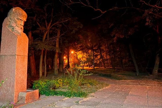 У Світловодську відновили освітлення центральної алеї парку У Світловодську відновили освітлення центральної алеї парку