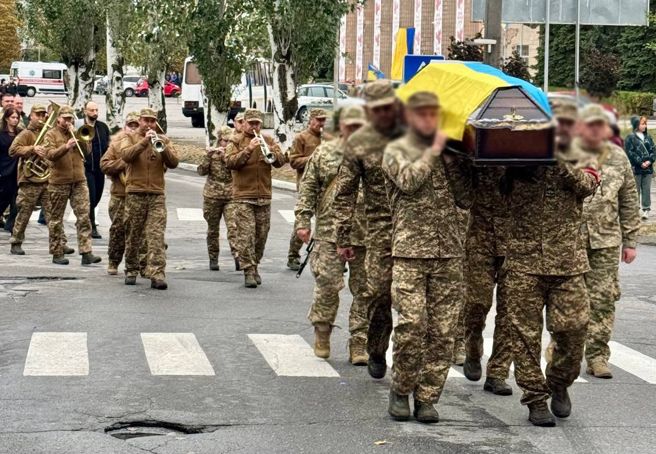 Світловодська громада попрощалася з захисником Олександром Караманом Світловодська громада попрощалася з захисником Олександром Караманом