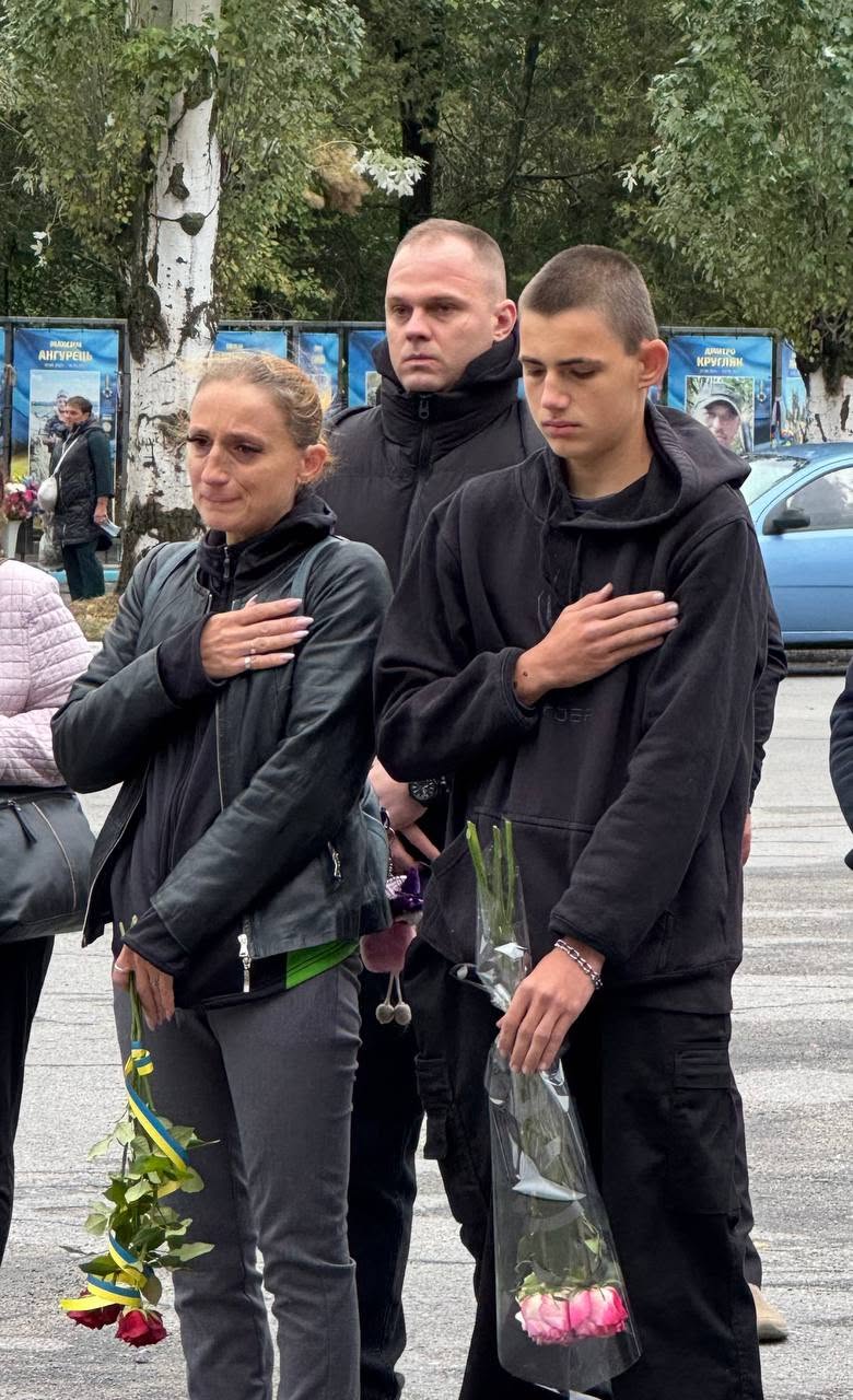 Світловодська громада попрощалася з захисником Олександром Караманом Світловодська громада попрощалася з захисником Олександром Караманом