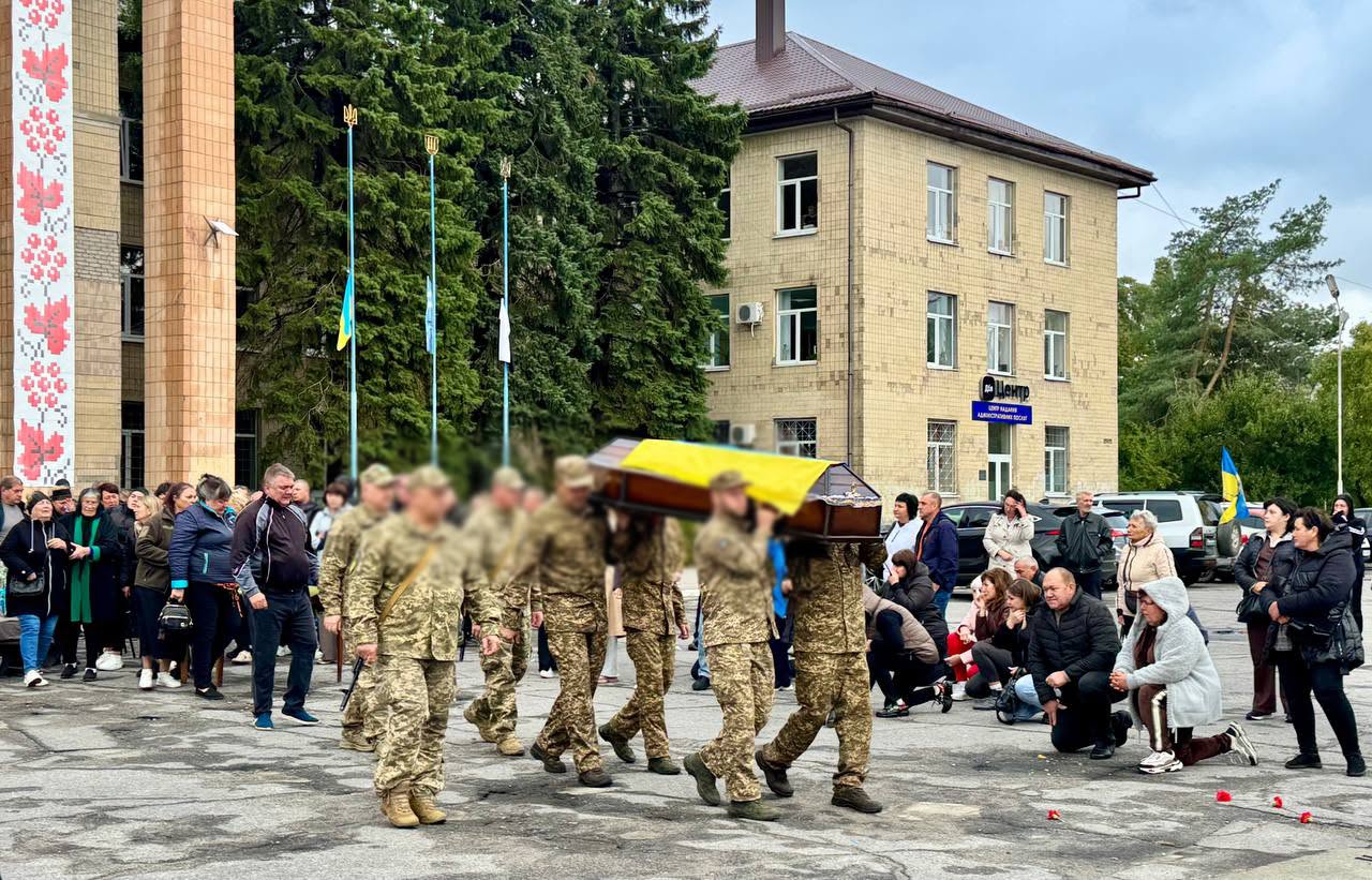 Світловодська громада попрощалася з захисником Олександром Караманом Світловодська громада попрощалася з захисником Олександром Караманом