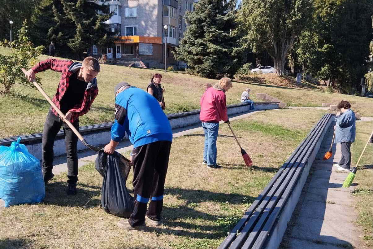 У Світловодську тривають роботи з благоустрою: до прибирання залучили спеціалізоване підприємство