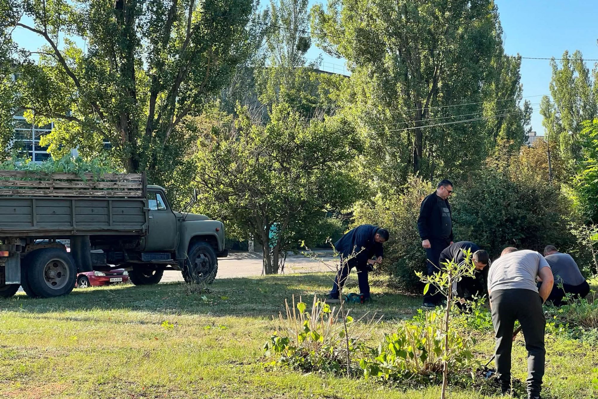 У Світловодську тривають роботи з благоустрою: до прибирання залучили спеціалізоване підприємство