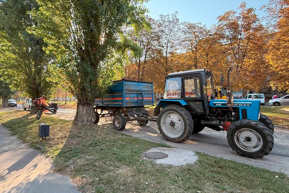 У Світловодську тривають роботи з благоустрою: до прибирання залучили спеціалізоване підприємство