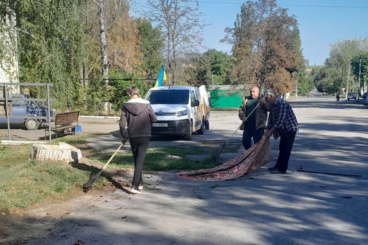 У Світловодську тривають роботи з благоустрою: до прибирання залучили спеціалізоване підприємство
